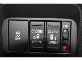 リアは両側パワースライドドアで開閉には運転席のスイッチ、もしくはスライドドアのドアハンドルを軽く引くだけで自動開閉します。