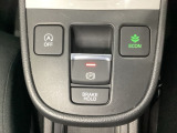 セレクトレバーの下に電子制御パーキングブレーキがあります。スイッチひとつで、停車した地点の傾斜などをシステムが検知・判断してブレーキ力を自動的に最適制御し、しっかり停車できるパーキングシステムです。