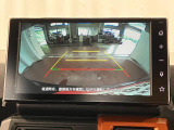 【バックモニター】 駐車時に車両後方の様子を見ることができるので、運転の不安を軽くします。