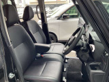 運転席・助手席は、ゆったりと座れるサイズで、長時間の運転でも快適です。
