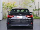 リヤは一番良く見られていると言われています。後続車からはこのように見られています。息を飲むような独特の重厚感のあるグラマラスなリヤデザイン。後ろからの強い視線を感じます。