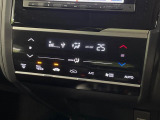 【オートエアコン】一度お好みの温度に設定すれば、車内の温度を検知し風量や温度を自動で調整。暑い&hellip;寒い&hellip;と何度もスイッチ操作をする必要はありません。快適な車内空間には必須の機能ですね♪