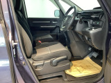 運転席は、大きな座面と包み込むような背もたれがドライバーの身体全体をしっかり支えます。上質なシート素材と座り心地のよいクッションを採用し、長時間の運転やコーナーの多い道も快適です。
