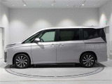 リヤのスライドドアは左右ともに電動で開閉させることができます。足をボディ下に差し出すだけで開閉ができるハンズフリーデュアルパワースライドドアを装備。