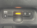 【ETC】有料道路を利用する際に料金所で停止することなく通過できる、ETC車載器(ノンストップ自動料金収受システム機器)が装備されています。セットアップを行うことで利用可能になります。