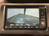 リバースギアに入れるだけで後方の表示へ切り替わります。夜間や雨の日の駐車も楽になりますよ。