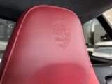 オプション設定のポルシェクレストエンボス加工ヘッドレストが装着されており、さりげなくブランドロゴを主張し、所有欲を満たしてくれます。
