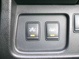 エマージェンシーブレーキは今や必需品!前方走行車との衝突の危険性が高まったとシステムが判断した場合に作動し、警告音を鳴らし、自動的に停車または減速して衝突回避や衝突被害を軽減します。