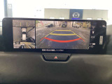 360&deg;ビューモニターでは前後左右4つのカメラ映像をさまざまな走行状況に応じて切り替えてセンターディスプレイに表示することで、駐車時や狭い道でのすれ違い時、見通しの悪い交差点進入時でも安心感を高めます