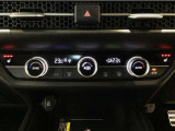 オートエアコンは左右席で独立温度コントロールが可能です。運転席はキンキンに冷やして助手席はマイルドにと言った設定が可能です☆暑さ寒さでケンカすることもなくなりますね♪