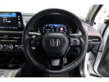 運転中もハンドルでの操作が可能です。特に高速道路等の目が離せない運転時には、便利さだけでなく、安全性も兼ね備えております。