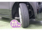 タイヤサイズ 155/65R14。タイヤ4本【新品】に交換してあります。スタイリッシュなデザインのホイールキャップを装着しています。