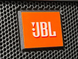【JBLサウンドシステム】メーカーオプションの高品位サウンドシステムを搭載。専用のチューニングが施された大小様々なスピーカーから良質なサウンドが奏でられ、臨場感あふれる音響空間を演出します。