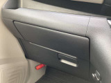 車検証や貴重品、小物を収納できます。