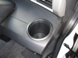 運転席と助手席にはドリンクホルダーがあります。取りやすい位置にありますからドライブも楽しくなりますね!