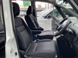 運転席・助手席は、ゆったりと座れるサイズで、長時間の運転でも快適です。