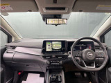 視界が広く、運転しやすい室内です。