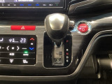 CVT車のセレクトレバーです。低速から高速まで、変速ショックのないスムーズな走りを実現するとともに、エンジン効率のよい領域を維持することで燃費にも貢献します。