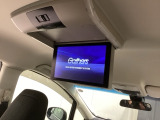 天井にリア席モニターが付いています。ナビゲーションで再生しているDVD等の映像を、後部座席の方にご覧いただくことができます。お子様にも大人気です。