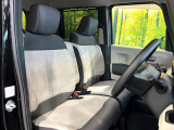 運転席まわりには十分なスペースがあり、大柄な方でもゆったり運転していただける環境です。