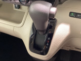 インパネシフトを採用しているので、前席の足元も広々としています。運転席と助手席の行き来もスムーズです!