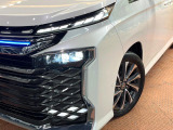 【LEDヘッドライト】悪天候や夜間走行時も良好な視界を確保し安心して運転できる高輝度LEDヘッドライトを装備!点灯速度が早く、消費電力も抑えられています。