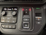 運転席回りのスイッチはすっきりと且つ操作しやすい配置になっています。