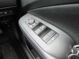 運転席ドアには各ウインドウの集中操作が可能となっています。