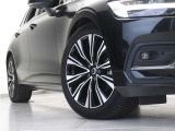 ダイヤモンドカット/ブラック5マルチスポーク8.0J&times;18インチアルミホイール。衝突回避・被害軽減ブレーキシステムをはじめとする先進安全・運転支援機能を標準装備。
