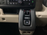 ワンアクションでスムーズな運転を支援する、エレクトリックギアセレクターに、パーキングブレーキは、電子制御パーキングブレーキです。