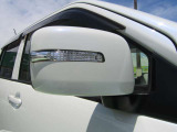 電動格納ミラーです。運転席のボタン一つで開閉から角度調整まで操作できるので、とても便利♪