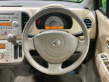 インテリアに合わせたデザインのステアリングは、運転される方のことも考え、運転しやすい形状、大きさです。是非一度、実際に触ってお確かめください。