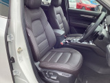 高級感漂うナッパレザーのシート。運転席と助手席は電動パワーシートになっております。細かく調整できますのでどなたにもピッタリのポジションで運転していただけます☆