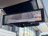 インテリジェントルームミラー☆後席に乗っている人や、大きな荷物を載せていると見にくくなりがちな後方視界。。こちらは車両後方のカメラ映像をミラーに映すので、天候にも影響されないクリアな後方視界を実現☆