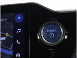 スマートキーを携帯していればキーを取り出さずにドアを施錠&解錠。クルマの始動も可能です。