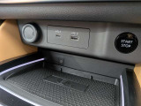 ワイヤレス充電が搭載されているのでお手持ちの携帯電話を置くだけで充電が可能です。