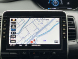日産純正10インチメモリーナビ(MM521D-L)装備。インテリアにベストマッチする専用デザイン、オペレーター通話や音声対話検索にも対応、HDMI入力やBL再生など多彩なメディア対応。
