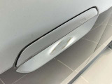 コンフォート・アクセス付。ドアハンドルに有る凹凸に触れますとロックし、ドアハンドルに手を入れますとロック開錠となります。とても便利な機能です。