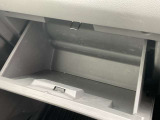 グローブボックスは奥行きがあり、日常品や車検証、その他の収納に便利です!