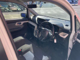 【ベンチシート】前席ベンチシートで室内広々!運転席と助手席の移動がスムーズに行えるため、狭い駐車場でも反対側から楽に乗り降りできて日常使いに大変便利です。