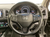 ハンドルにHondaセンシング系のクルーズコントロールやレーンキープアシストなどのスイッチと、オーディオの操作スイッチが装備されています。ハンドルから手を離さず安全に操作できます。