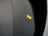 隣車線を走る車両をレーダーで検知し、ドアミラーでは確認しにくい後側方エリアに存在する車両に加え、急接近してくる車両も検知します。車両を検知するとドアミラーに搭載されたLEDインジケーターが点灯します。