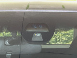 走行中に前方の車両等を認識し、衝突しそうな時は警報とブレーキで衝突回避と被害軽減をアシスト。より安全にドライブをお楽しみいただけます。