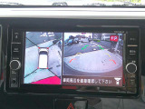【アラウンドビューモニター】空から見下ろすような視点で、スムースな駐車と安全確認をサポートします。