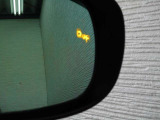 隣車線を走る車両をレーダーで検知し、ドアミラーでは確認しにくい後側方エリアに存在する車両に加え、急接近してくる車両も検知します。車両を検知するとドアミラーに搭載されたLEDインジケーターが点灯します。