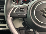 ステアリングにオーディオ操作スイッチが付いています。オーディオ画面に直接タッチしなくても操作が出来ますので、運転に集中できます。
