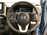 運転にかかわる様々な操作を安全に行えるように視点移動が少なく操作性に配慮されたスイッチ類が凝縮されたコクピットです。
