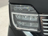 LEDヘッドライトは、点灯の瞬間から最大光量を発揮し、突然暗くなるトンネルなどでの安定感を高めます。