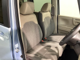 運転席、助手席☆ともに広々としており、ゆとりのある空間となっております♪