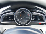 大型円形メーターを中心とし、左右にウィング状のディスプレイを配置したメーターパネル。ドライバーへ中心軸を意識させ、「どこまでも走っていきたい」と思わせてくれるデザインです。